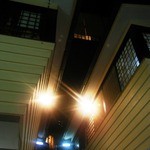 お料理 佐藤 - 見上げると、はるか上に「天上の隠れ家」のような灯り…。