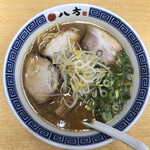 八方 - 中華そば（¥700円）濃い味の豚骨醤油スープで、チャーシューもジューシーで美味しいです。