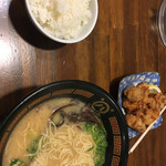 マルハチらーめん - 豚骨白ラーメン唐揚げセット¥650