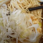 UMAMI SOUP Noodles 虹ソラ - 白髪ネギタップリ。麺に絡み歯触りも変わる。これが妙味！