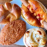 ファインブレッド - テイクアウトして撮影。右上から時計回りにサルサソースのソーセージパン、チーズとポテトのパン、カレーパン、クリームパン。