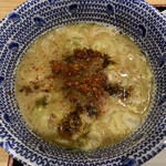 舎鈴 - 赤辛つけめん の スープ