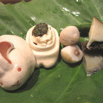 お料理 佐藤 - ウサギの中は柿の白和えの上にホウキソウ