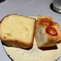 日本のイタリア料理店 sai - ネギのブリオッシュとトマトのフォカッチャ
