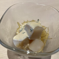 鮨 はやたか - 低温調理ホタテと糸かぼちゃ、濃厚なホタテの旨味を辛子ソースがさらに引き立てる、糸かぼちゃ始めて食べた。面白い食感。