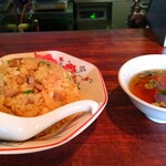 横浜ラーメン - はい。登場しました。わたしの「チャーハン」（¥650-税込）です。スープは女将さんから、チャーハンは店主さんから提供されます。ナイス業務分担。