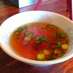 横浜ラーメン - 中華スープの葱は、少しコロコロ気味に切るのですね。矢張り細めの長葱を使うのですね。