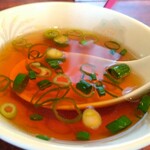 横浜ラーメン - チャーハンには中華スープは必須です。両方を飲食してはじめてチャーハンを食べたことになるのです。以前「天下〇品」さんで「永〇園 松茸の味 お吸い〇」のような汁が付いてきたんだけど、合わない合わない…