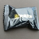 横浜ラーメン - いつもお会計のときに、女将さんが「良かったらどうそー」って勧めるんですよ。飴なんですけどね。きょうは「生 沖縄黒飴」を選びました。