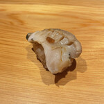 鮨 さかい - 襟裳岬のつぶ貝。生姜の香りとつぶ貝の食感とシャリがうまい。