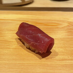 鮨 さかい - まぐろ。個人的には赤身のこれがとても好き。