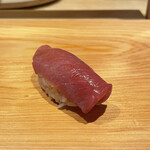 鮨 さかい - まぐろ。これもうまかったー。まぐろに合わせたシャリらしいんだけれど、ネタによってシャリの印象が変わる。シャリってめっちゃ大事なんだなと。