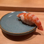 鮨 さかい - えび！茹でたてをひとつひとつ、ひとりひとりに握ってくれる。おおきなえびをほおばったときの幸せを今思い出してかみしめている。