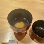 鮨 さかい - 赤だし。海老の旨みつよい。