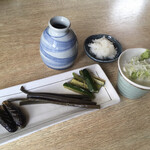 Sobakiri Genshirou - 茄子の煮浸し、わらび漬け、きゅうりのビール漬
                        おつゆと辛味大根