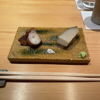 鮨 さかい - たことあわび。たこうまかったな〜アワビもうまかったんだけど、たこに感動した。