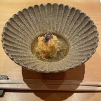 鮨 さかい - 蟹の身とぽんずジュレと穂じそ、青ゆず。写真で想像するよりはるかに味のバランスがいい。味のバランスというか、塩分が少ない割にめちゃめちゃ味が整っている。