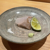 鮨 さかい - 唐津の若いクエ。魚の身はさっぱりあっさりで食感が強いんだけど、炙りと酢橘と塩・しょうゆの味でまとまっていた。