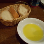VAMOS kitchen - お通しのバゲットとオリーブオイル（塩入り）