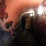 Saci Perere - 洞窟のような階段を降りて地下へ