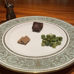 Bar Tetu - キャラメルの生チョコ、アイラモルトの生チョコ、チーズキャラメル、ニンニク強めの豆