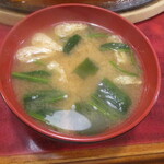 レストラン ヒロ - 小松菜とわかめ、揚げの味噌汁。