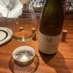 Bar Tetu - 白ワイン。不思議な香りだった〜味わいの形状が石みたいになだらかで確固たる感じだったなと