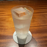 Bar Tetu - ネオジントニック。味の後半、華やかさが下の上に残る。ジンらしい。