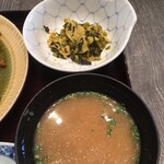 東京和食 文史郎 - 小鉢（野沢菜？）となめこなど具が豊富な味噌汁
