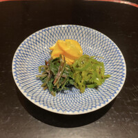 鳥匠 いし井 - (01)黄ズッキーニのナムル
                      (02)焼き万願寺唐辛子のナムル
                      (03)赤軸法蓮草ナムル
                      始まりは三者三様な個性的なナムルから。