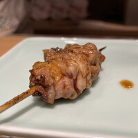 鳥匠 いし井 - (18)腹身(和歌山県産熊野地鶏)
                    程よくピンクな焼き具合でジュワリと肉汁が溢れてきます。