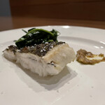 両忘 - 道産鮫鰈炭火焼きオリーブペースト添え空芯菜ソテー