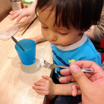 拉麺大公 - まずは海苔巻きライスを堪能する我が子