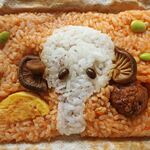 竹皮ぞうさん弁当580円。ケチャップライスに、ぞうさんのお顔はゆかりごはん。耳はしいたけ、目は黒豆。たまご焼き、ミートボール、枝豆がトッピングされてます。ちびつぬ「これ、食べたかったの～」