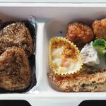 上野動物園 バードソング - ボキは、おにぎりランチBOX680円。焼きおにぎり、グラタン、からあげ、焼売、ブロッコリー、かきあげ。いろいろ入ってて美味しかったよ～♪