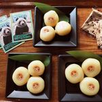これも上野動物園に来たら毎回食べてるパンダだんご450円。パンダが食べてる栄養補助食のパンダ団子を人間用に作り直したものなんだよ。
