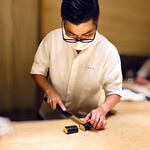 いちかわ - 赤雲丹（天草）巻き　柳葉は右手で引かれるんですね。※胸の「いちかわ」の刺繍小さくないですか？