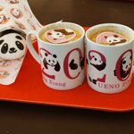 Ueno Doubutsuen Kafe Kamereon - マグカップのデザインが2020年ｖerになってるので、どうしても欲しかったんだよね～カップの表と裏で並べると2020の数字に。ちびつぬ「シャンちゃんがいろんなポーズをしててかわいい～」