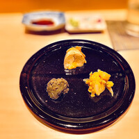 鮨 はしもと - ◎珍味系三種…鮟肝、※鮎焼のペースト状のもの、白海老と炙った唐墨　この三種抜群です。
                    ※鮎をカリカリに焼いてフードプロセッサーで混ぜて、西京味噌と信州味噌と酒、みりん、オリーブオイルで合わせたもの