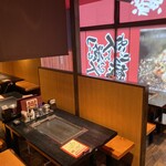 わいず - 内観写真:高い間仕切りで個室感アリ！