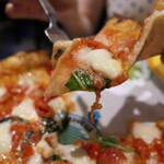 ピッツェリア エ オステリア パドリーノ - オリジナルピザメニューからマルゲリータD.O.C　2,300円の持ち上げ