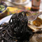 ピッツェリア エ オステリア パドリーノ - 「北海道大粒浅利とチェリートマトのマッキャート仕立てイカ墨を練り込んだスパゲッティにイタリア産カラスミがけ2,800円の持ち上げ