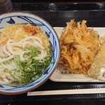 丸亀製麺 - ごぼう天¥70-、野菜かき揚げ¥140-