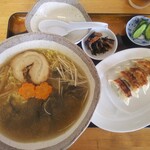 三六 - 料理写真:三六ラーメン(しじみ入り)
餃子