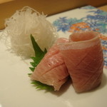 鮨処 音羽別館 - 寒ぶり、辛味大根を巻いてある