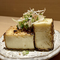 焼鳥 おみ乃 - 厚揚げ
                      焼鳥屋さんで焼いた厚揚げは美味しい♪
                      炭火からの遠赤外線の威力なのですかね。
                      中はフォワンフォワン！