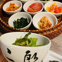 焼肉&手打ち冷麺 二郎 KANAYAMA - オシャレ〜な　キムチやらナムルやら