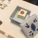 Ume No Hana - 1皿目。牛乳と生クリームをつかったお豆腐料理。
                        甘くてさっぱりでおいし〜(´∀｀)