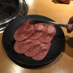 Yakiniku Kingu - キャーーー！！！久しぶりの焼肉だな。
                        
                        タン  何故かコレが1番に来た。
                        
                        チンカチンカの冷やっこいルービーよりも早く。
                        
                        
                        
                        