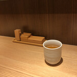 Sobakiri Miyota - カウンター席とテーブル席から店内は構成。
      
      卓上調味料は至ってシンプル。七味とゆず七味
      
      と爪楊枝のみ。
